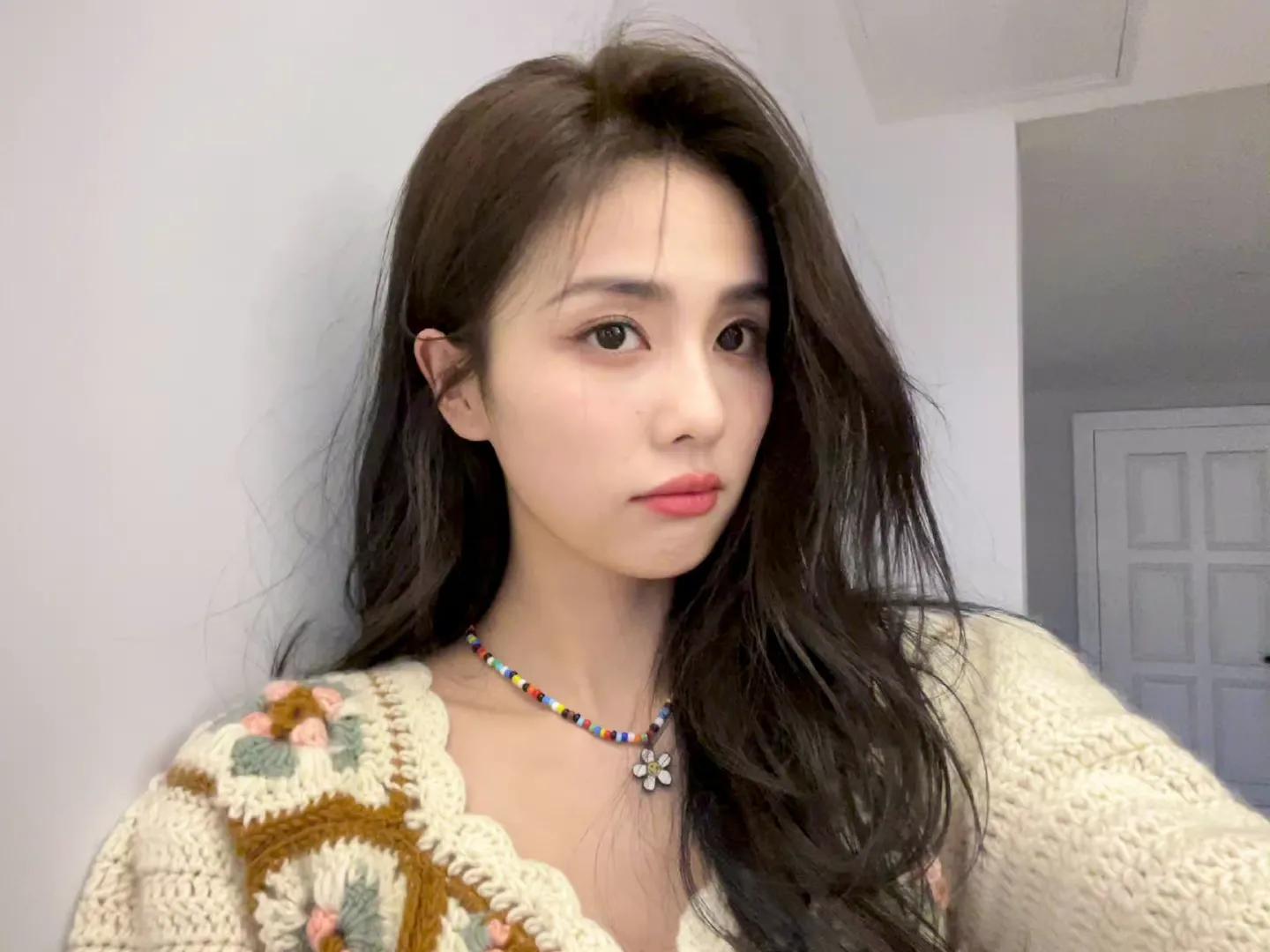 金晨、白鹿淡妆浓抹总相宜，自拍库存平易近人，领家妹妹即视感