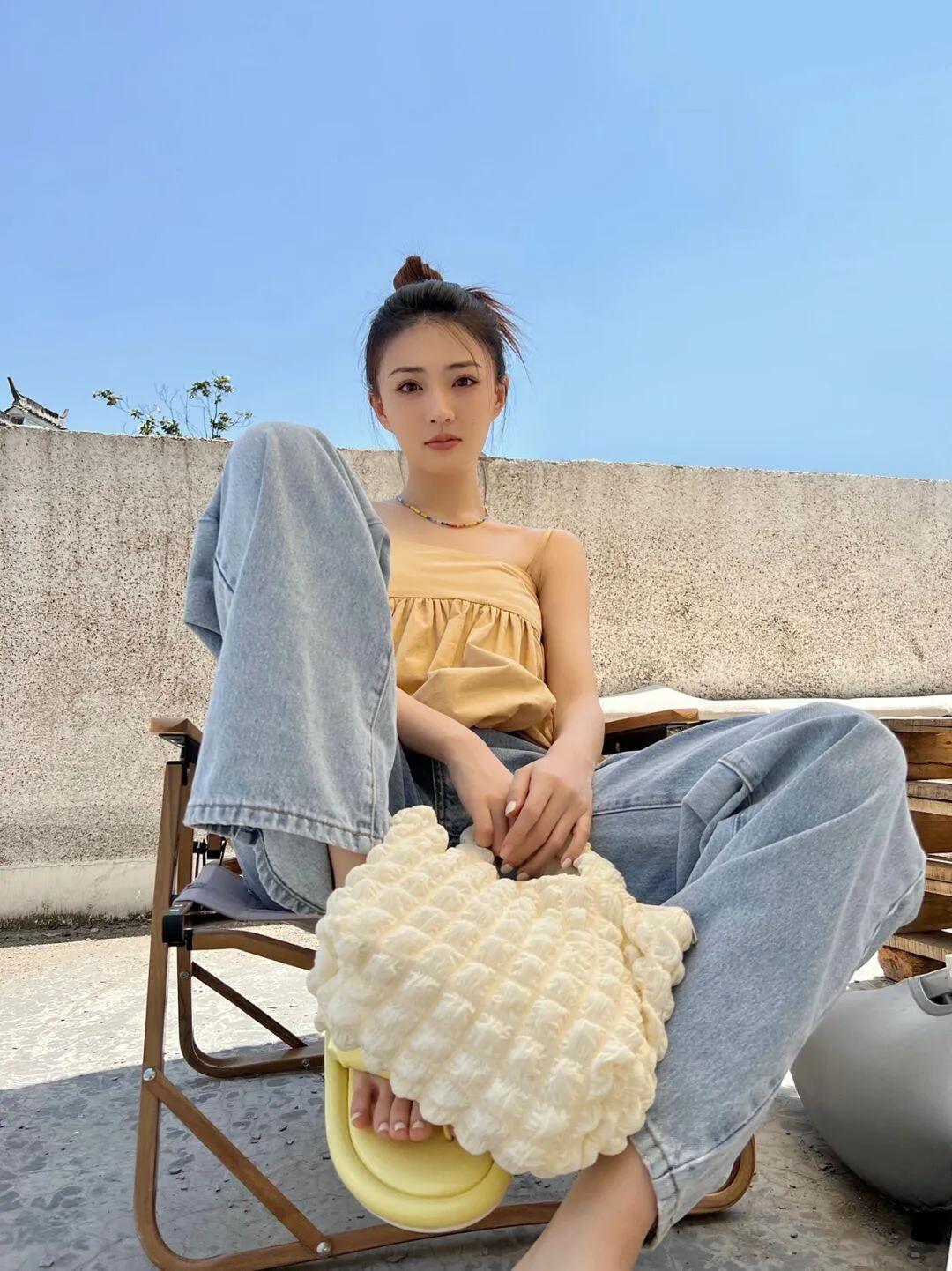 徐璐晒私服照，穿吊带衫配阔腿裤，轻快减龄有活力，少女感十足