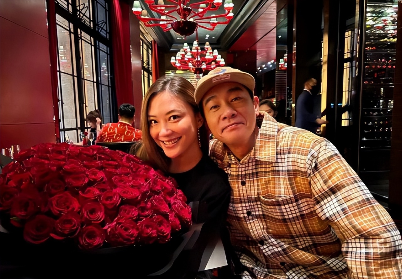 陈小春乘百万豪车出行被偶遇，一脸高冷坐副驾驶抽烟，大佬范十足