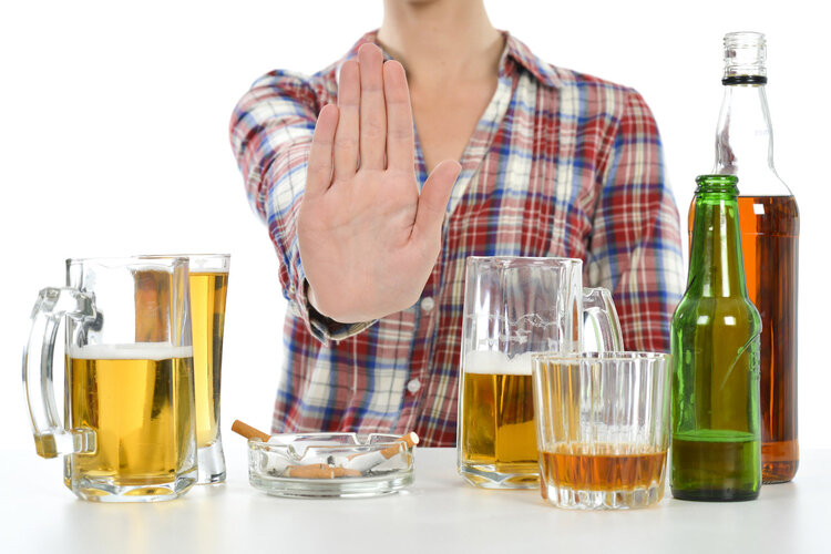 没有一口酒是有益的！柳叶刀：每天喝一小杯，一年喝出74万癌症