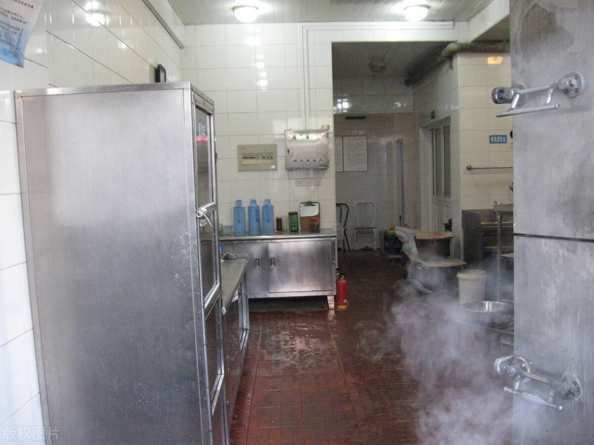 一件小事遭天价罚款，一个月白干，我在大学卖饭有苦难言