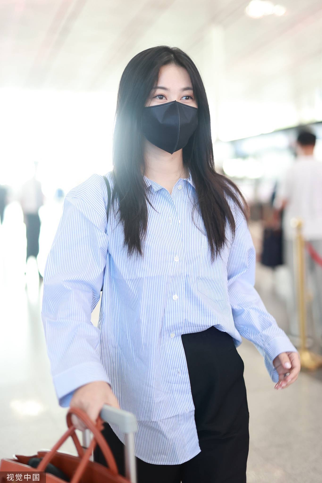 朱珠穿蓝色衬衫优雅走机场 无名指蓝宝石钻戒抢眼