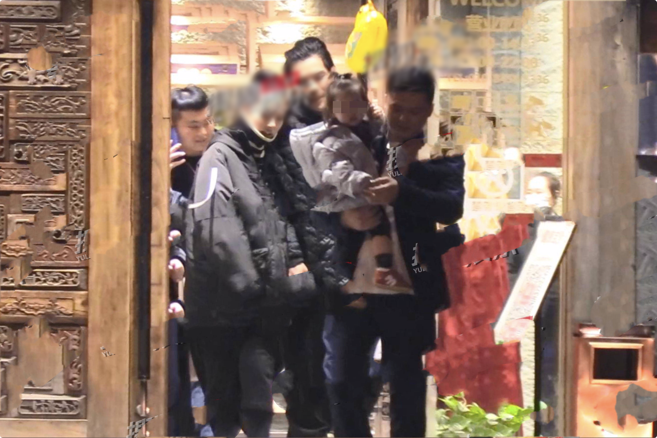 向太一家五口外出就餐，郭碧婷向佐牵手走出，女儿扎冲天辫萌态足