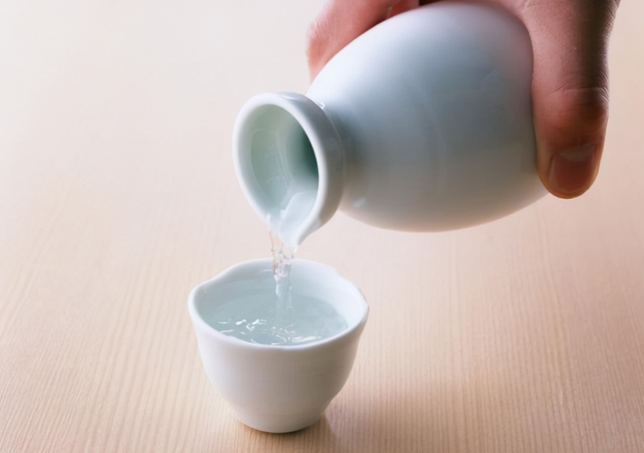 吃晚饭时，长期喝点“白酒”的人，身体会怎样？