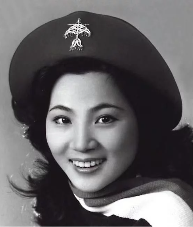 她被称为“宝岛歌后”，可与邓丽君相提并论，却当红为爱退圈