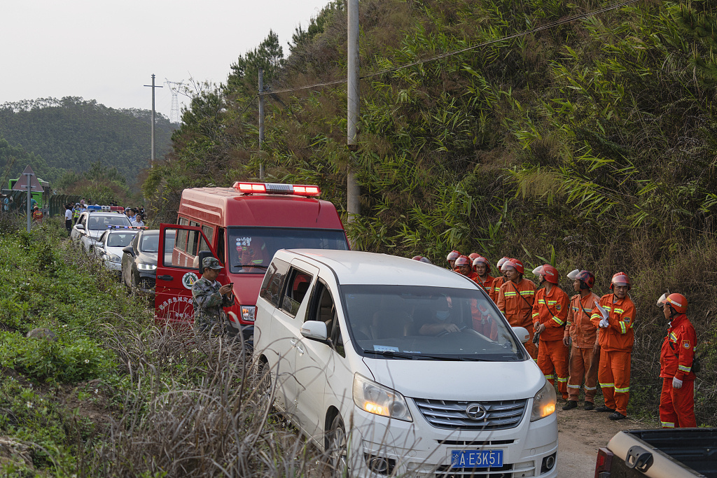 东航客机坠毁事故：搜索仍在继续，70名专家连夜抵达坠毁现场