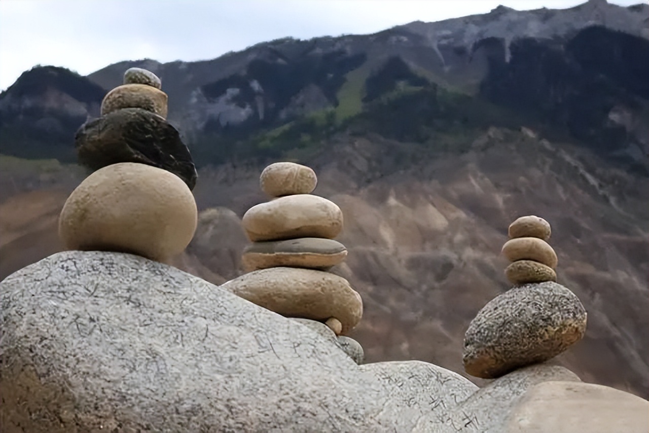 川藏线318国道路边的石头堆请叫我：玛尼堆