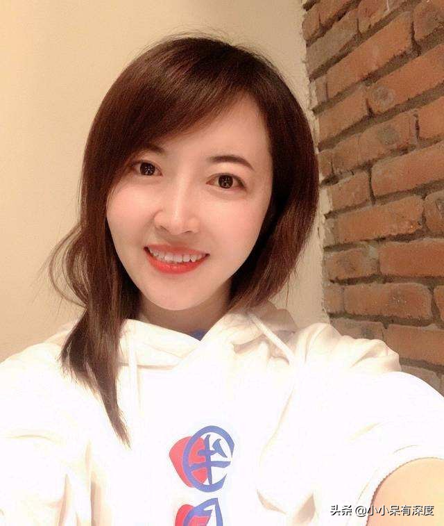 郑子可进入央视后进步明显，气质素养都不错，给人耳目一新的感觉