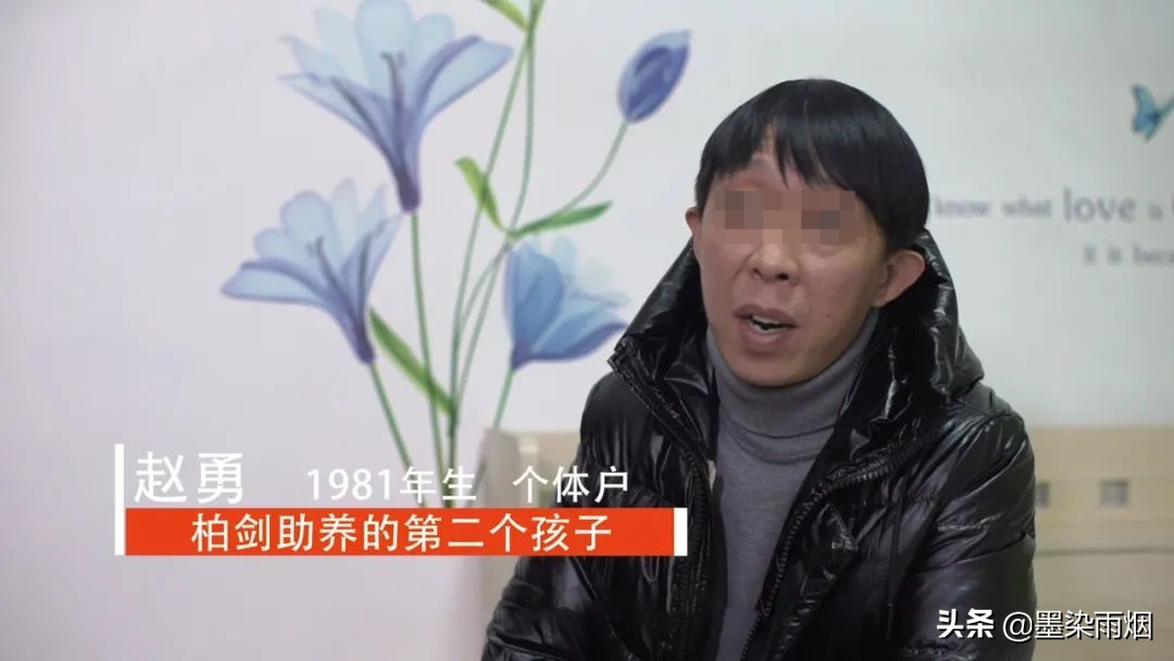 东北体育老师半生未婚，却被120个孩子叫爸爸，媒体跟踪报道12年