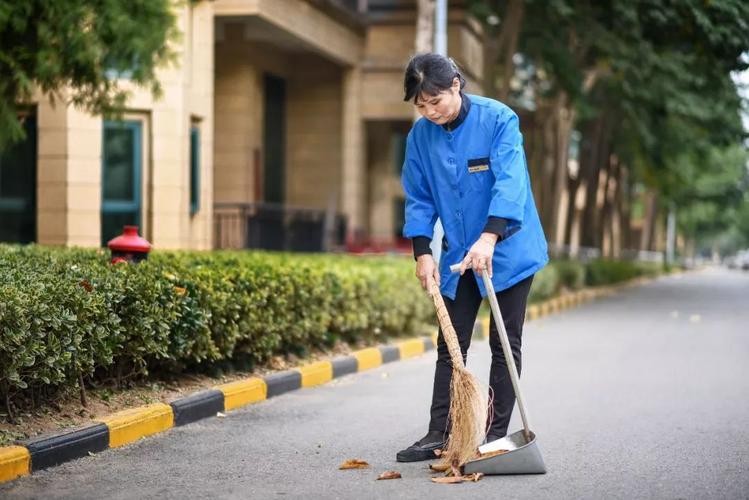 拿到一座小区相当于手握金矿？小区物业这个产业，究竟有多赚钱？