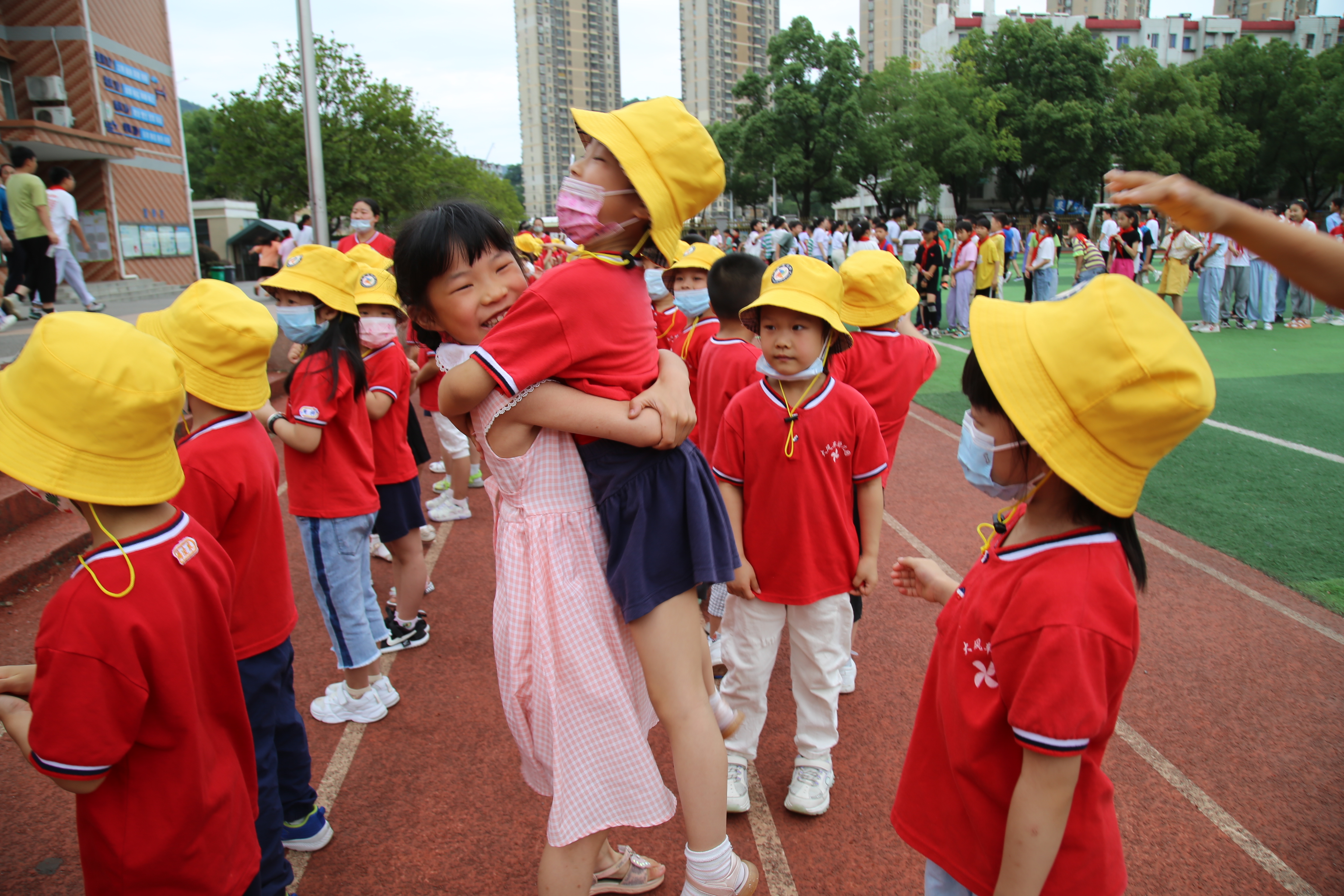 幼儿园孩子进东方红小学 体验小学生活