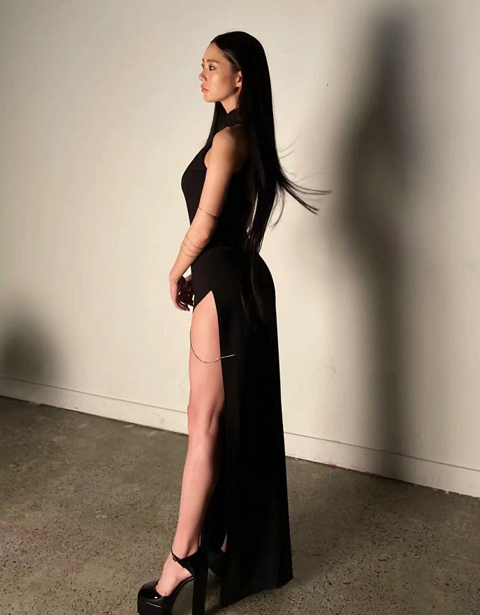 第一美女克拉拉秀身材！裙子侧面开叉到大腿，鞋太高脚背绷成直线