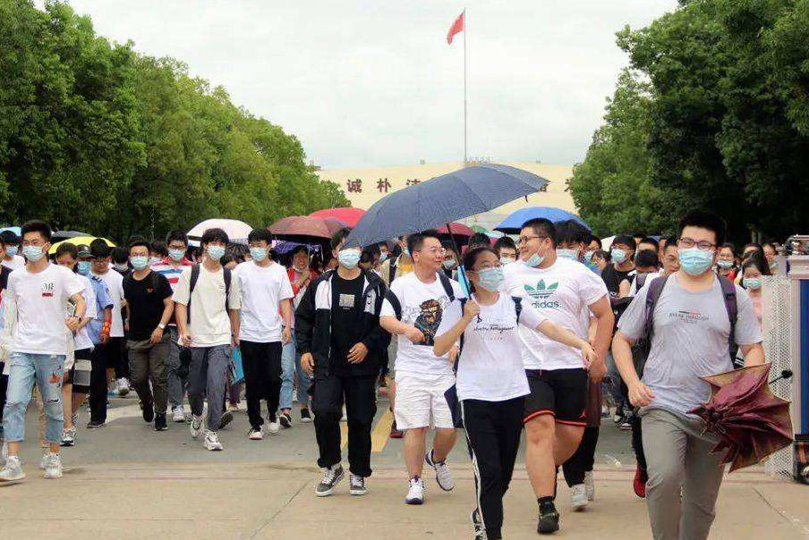 22年浙江进行“首场高考”，57万学生奔赴考场，网友却觉得不合理
