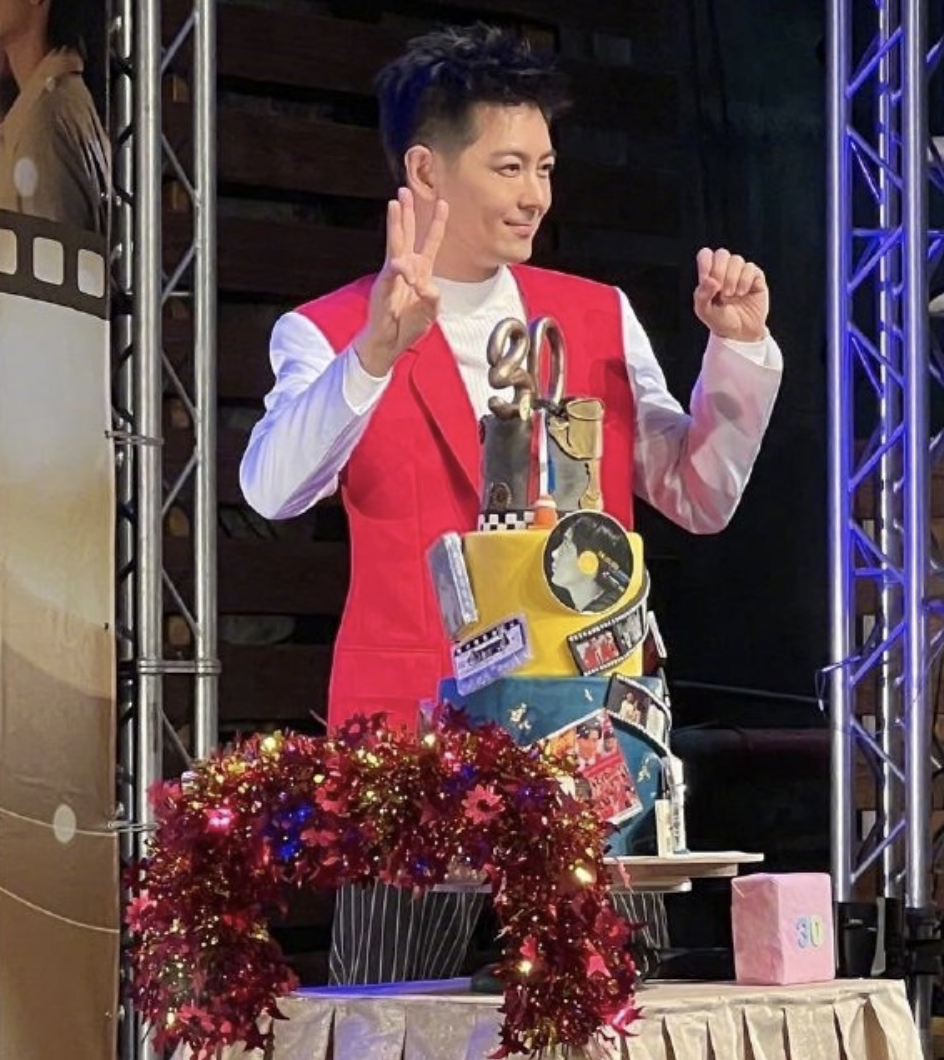 林志颖回母校庆祝出道30周年，学弟学妹们伴舞，站满楼道人气超高