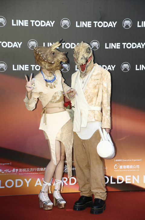 金曲奖红毯争奇斗艳，小S穿芭比粉踩恨天高，音乐组合戴恐龙头套