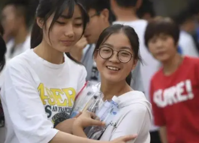 高考当天为啥不能穿校服？过来人说出答案，防止作弊只是一方面