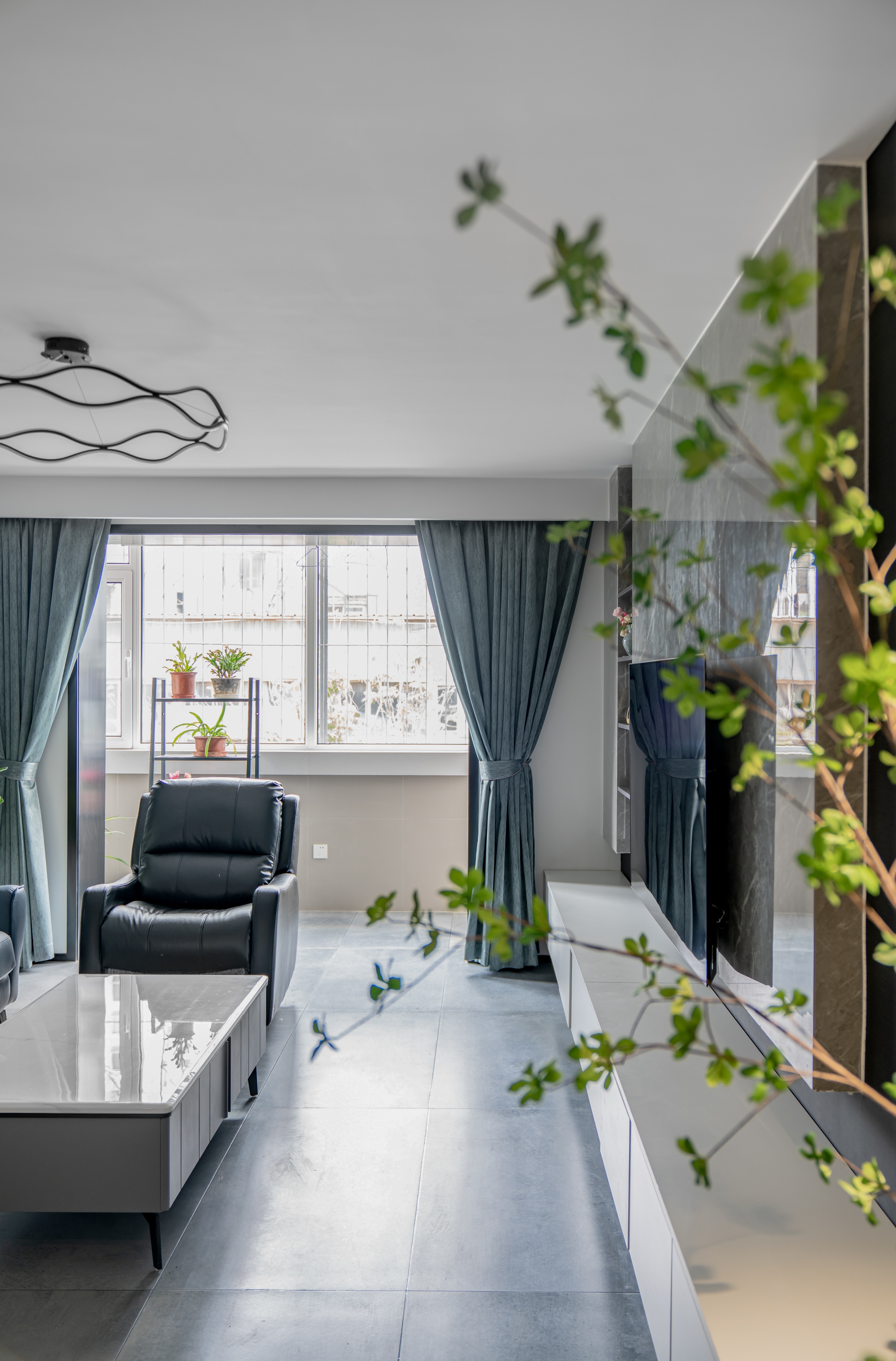 20年老房蜕变重生，为60+老夫妇打造黑白前卫家居