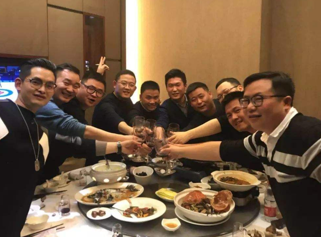 一张同学聚会“阶层表”，揭露不同学历的差距，985学生让人羡慕