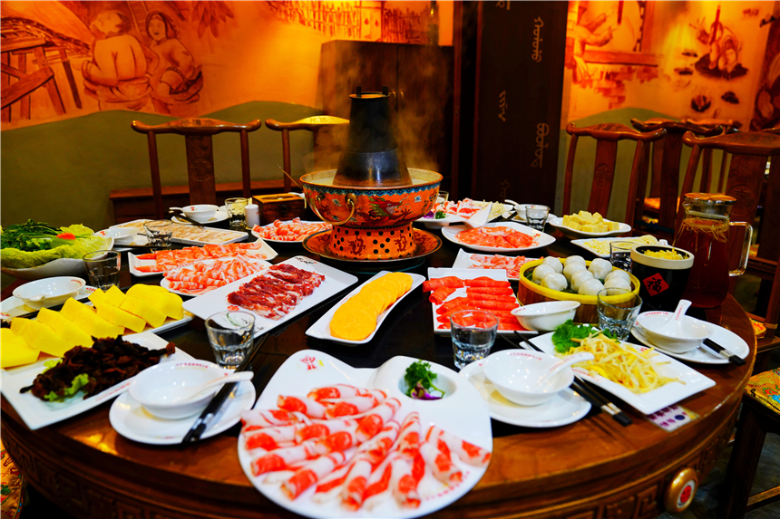 来东北旅游一定要吃这四样美食，从烧烤到火锅，从铁锅炖到全鱼宴