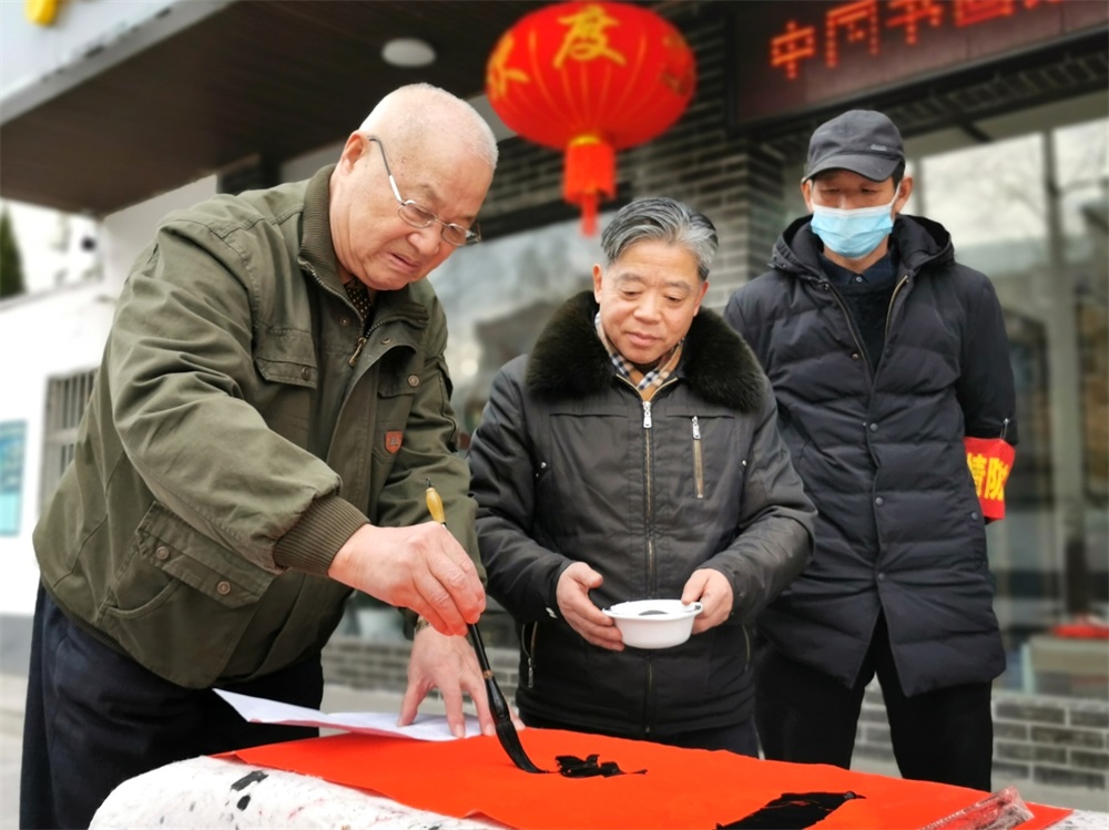 春节前夕，淮安书画家为市民送祝福