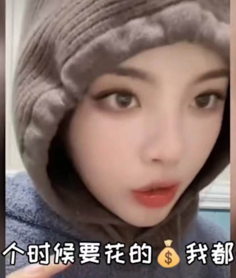 杨超越直播承诺供妹妹上大学，直言读书很重要，自己初中辍学打工