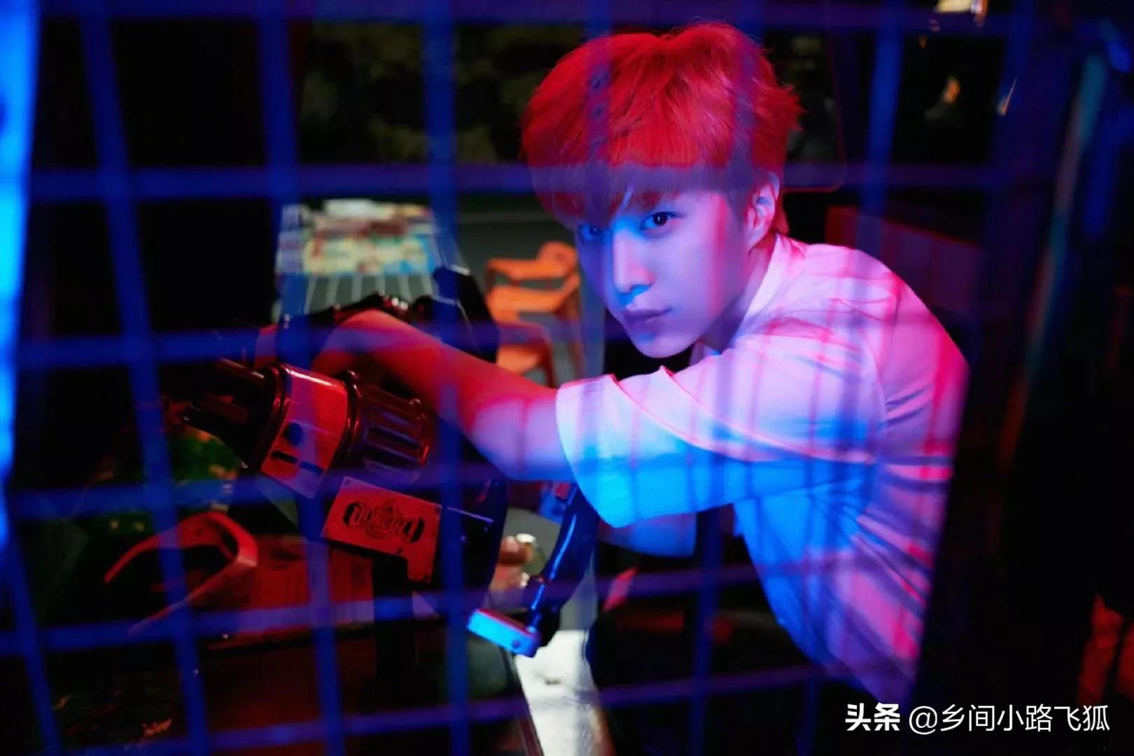 范丞丞橙发白衬衫大片曝光，有着满满青春气息