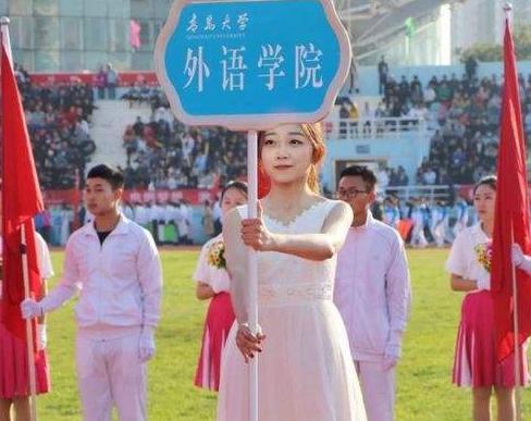 高三“举牌女孩”火了，清纯甜美撞脸鞠婧祎，评论区却化身柠檬精