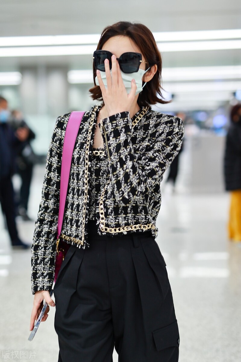 唐艺昕穿乔鸟格粗花呢外套搭配萝卜裤，背粉色法棍包贵气十足