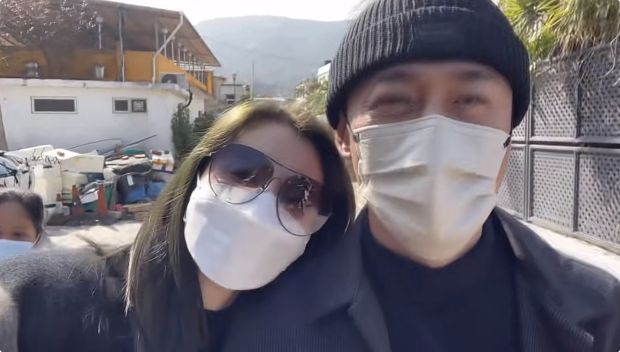 林峯携妻儿海边度假，拥女儿入怀被喊爸爸，格格大脑门被赞有福气