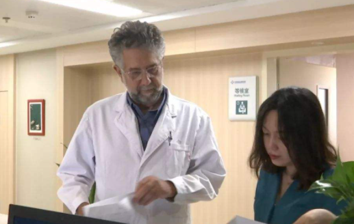 真实故事:美国34岁男子怀孕生女,和2个妻子生下3个孩子,现况如何