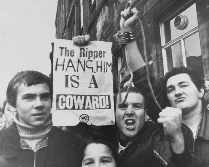 他撞见母亲偷情，成年后连杀13名失足女，2020年死于新冠