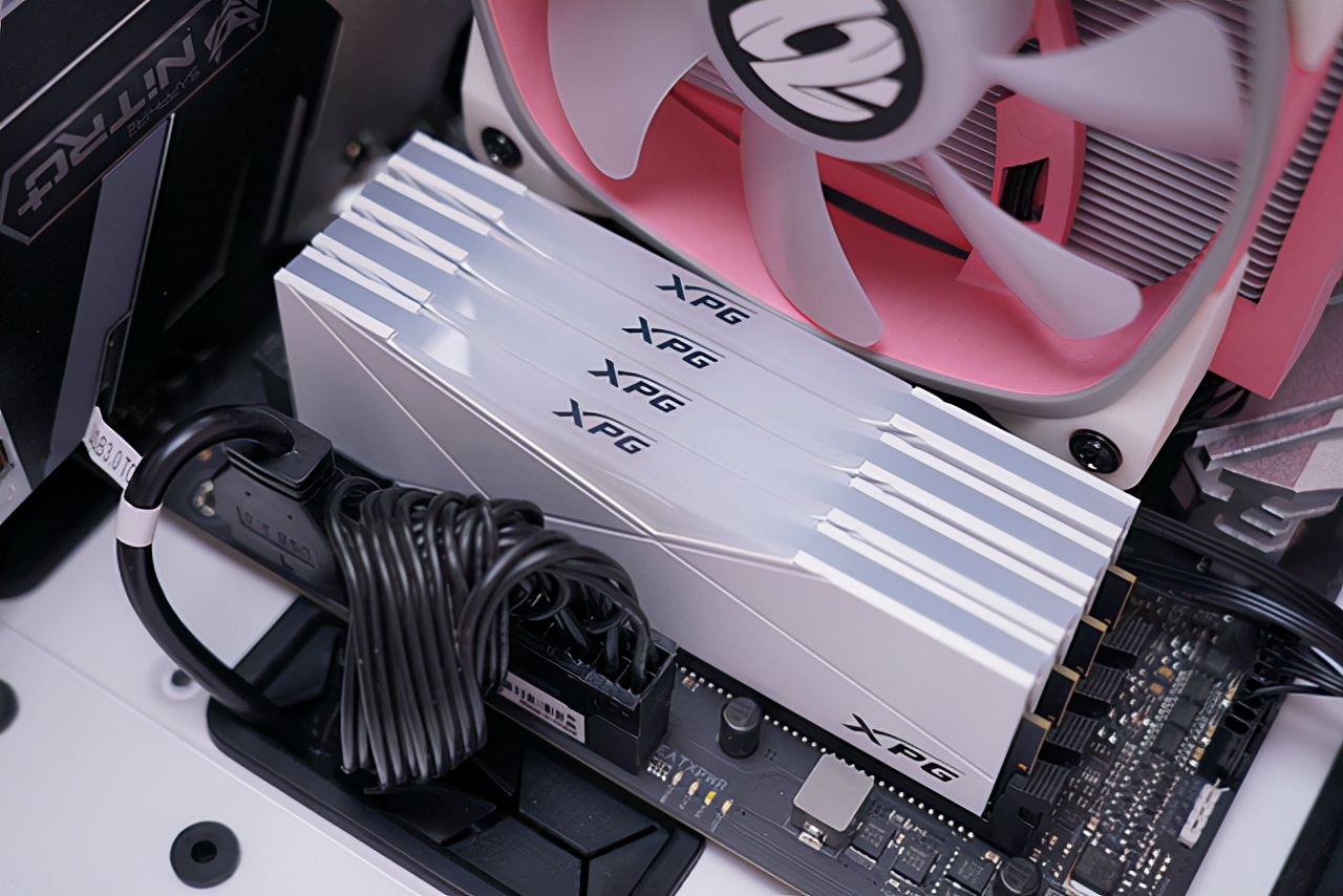 粉萌可爱的狐妖小红娘，R7 5800X配RX6600XT猛男粉主题定制装机