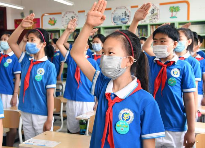 各国“校服”大比拼，俄罗斯校服像服务员，中国校服“最顺眼”