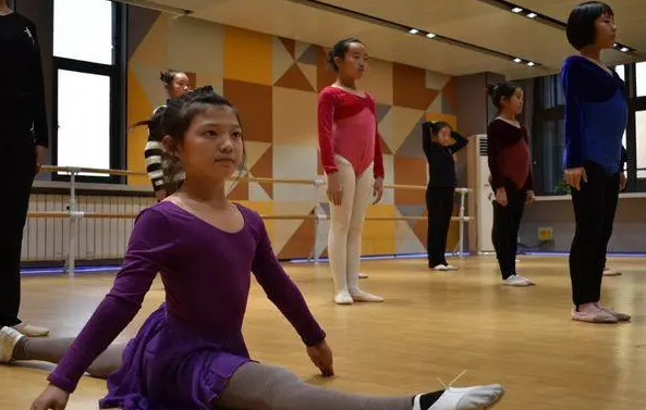 拉丁舞老师的“魔性教学”，全程激情澎湃，宝爸抢着接送孩子