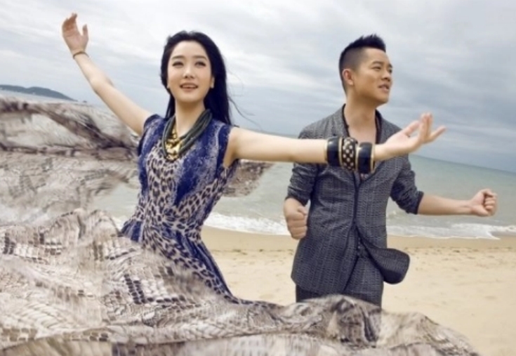 玲花结婚(凤凰传奇玲花:人红不忘本,直面非议与质疑,终成大众喜爱的