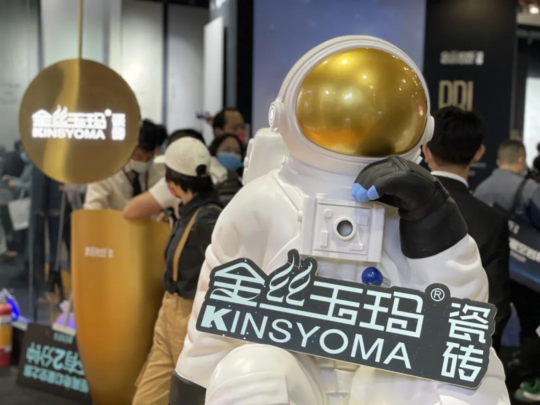 广州设计周打卡TOP1的绝美「金丝玉玛星空主题馆」,大场面超震撼 广州设计周打卡TOP1的绝美「金丝玉玛星空主题馆」,大场面超震撼