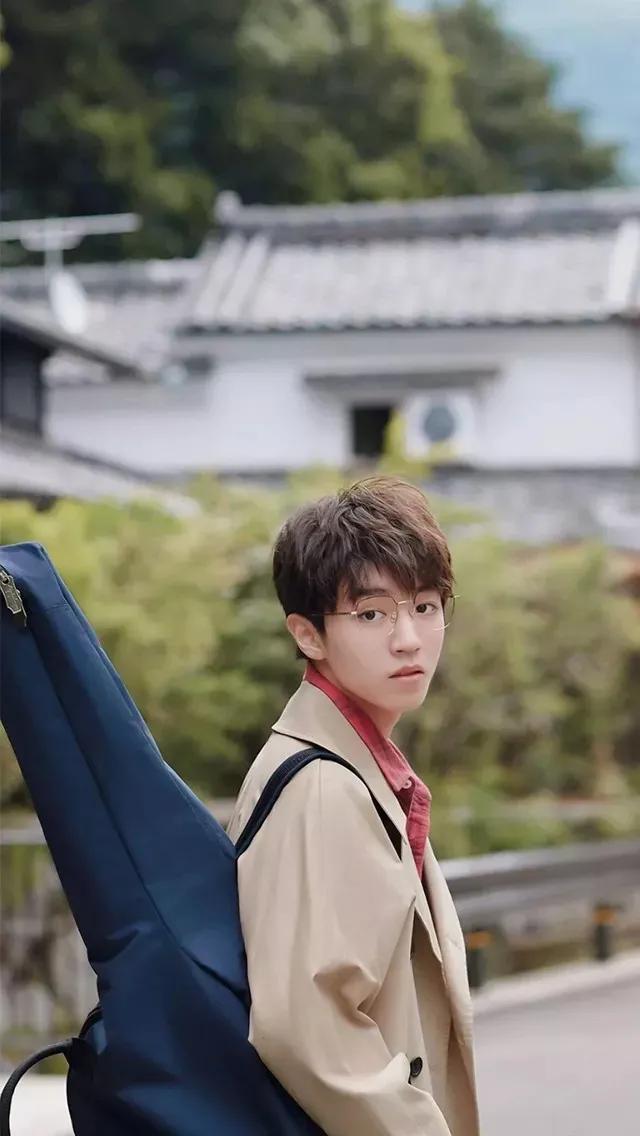 王俊凯易烊千玺王源高清壁纸，哪张壁纸最好看呢