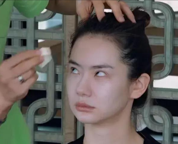 双眼皮如今变成颜值分水岭，有人靠它提升颜值，有人变身悲伤蛙