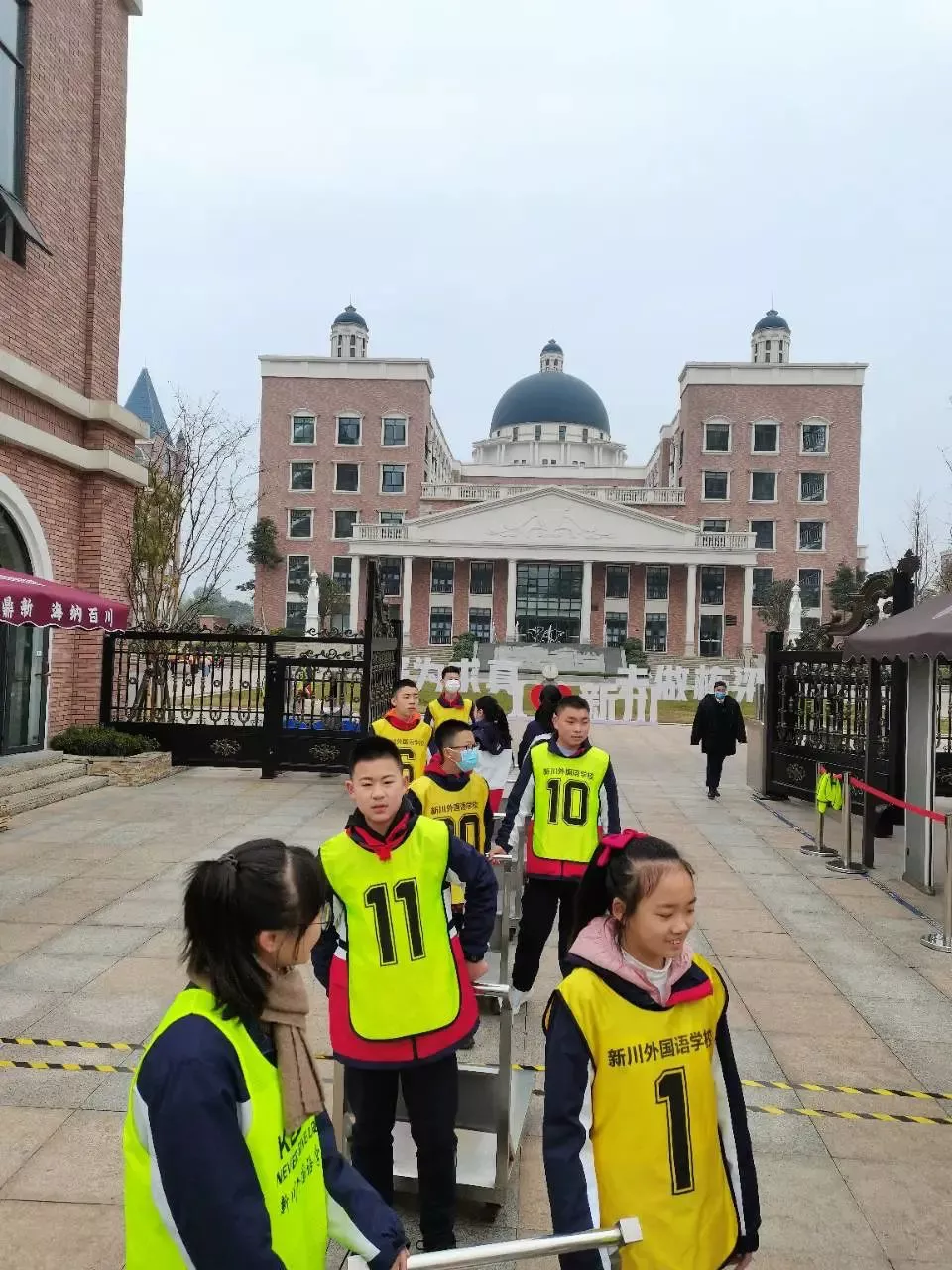 偶像谷爱凌、挑战擦皮鞋、一起向未来！成都开学第一天，太会玩了