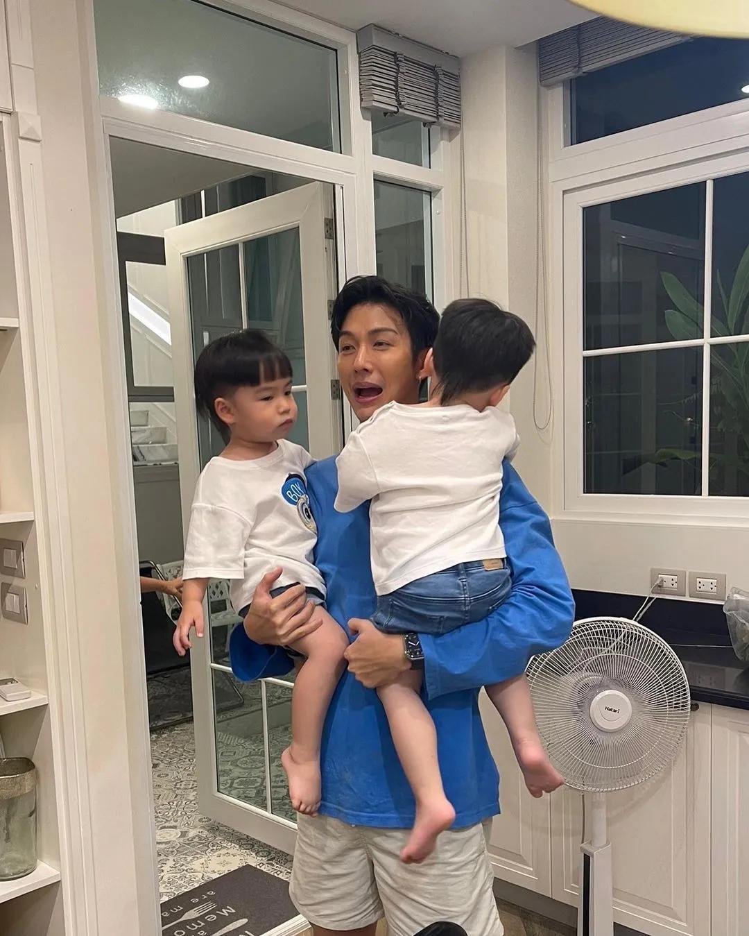 泰星push邀朋友到家玩～抱双胞胎玩敲开森