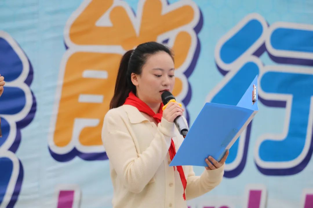 成都市双流区实验小学外国语学校举行月季花中队升旗仪式