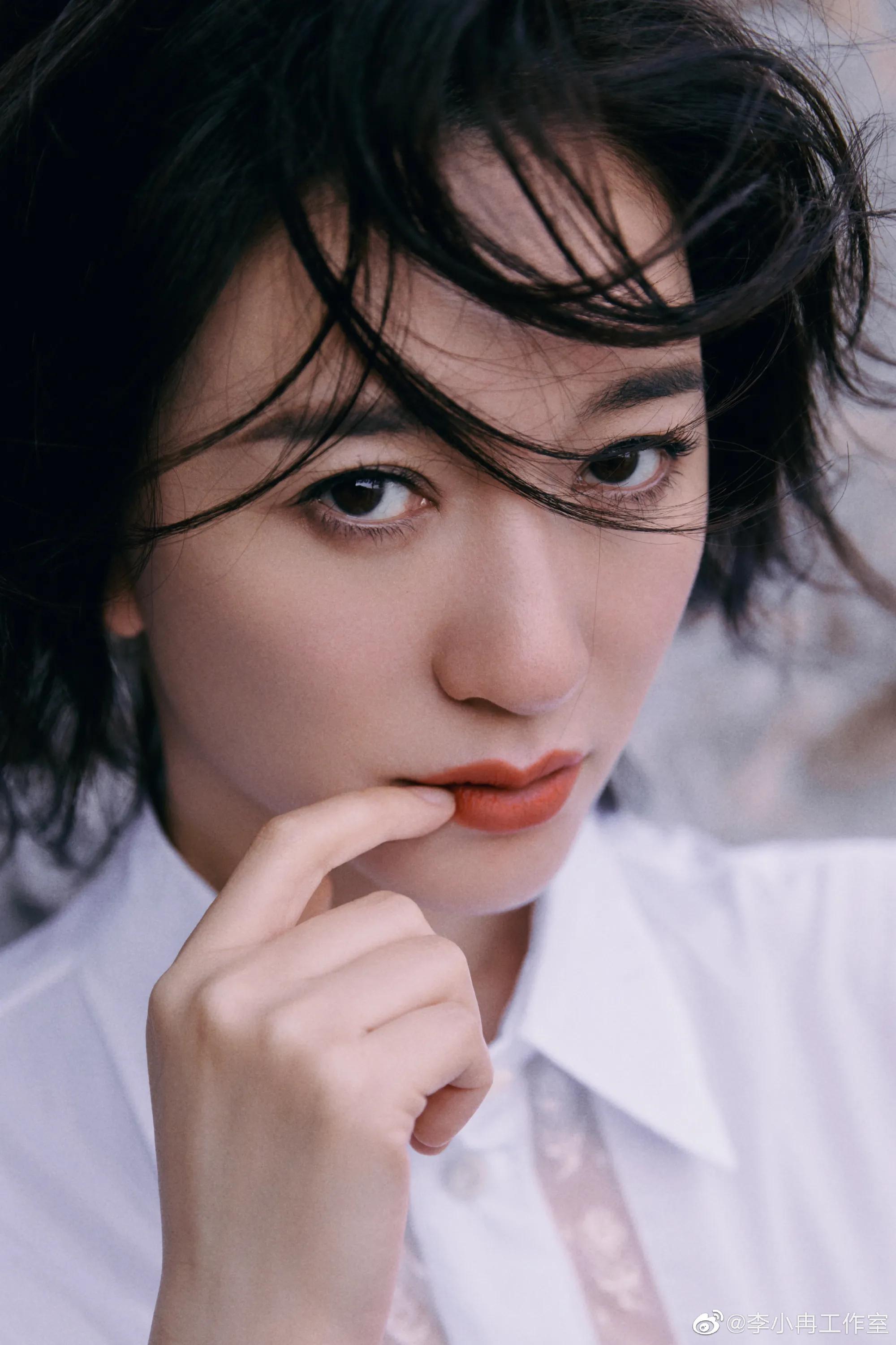 李小冉海岸礁石质感大片