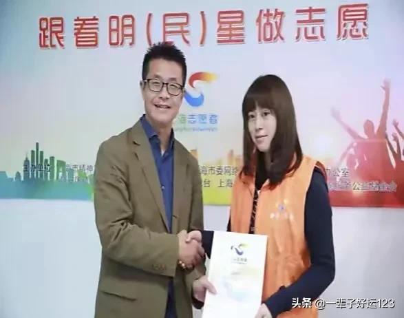 张玉霞律师接受媒体采访，谈志愿者是社区工作中不可或缺的力量