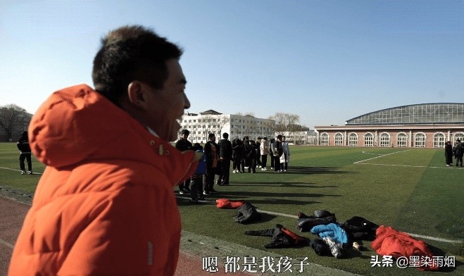 东北体育老师半生未婚，却被120个孩子叫爸爸，媒体跟踪报道12年