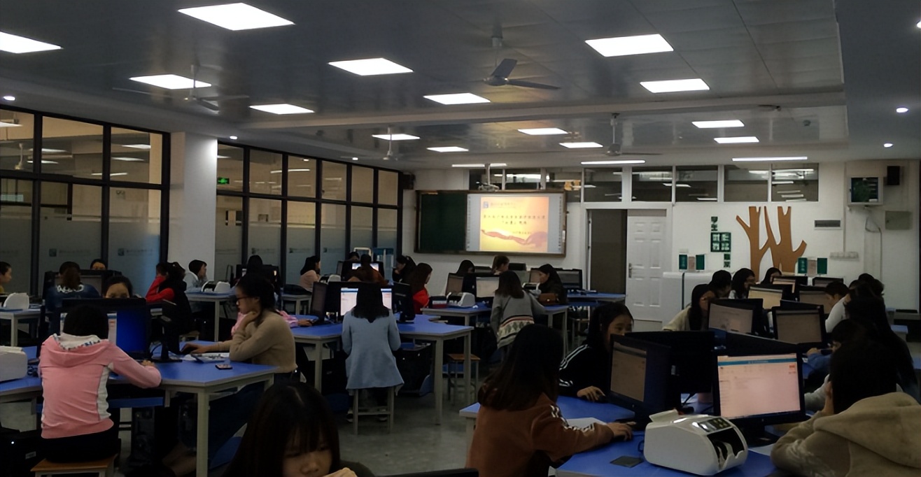 清华大学宣布本科取消会计专业，引网友热议：会计行业不行了？