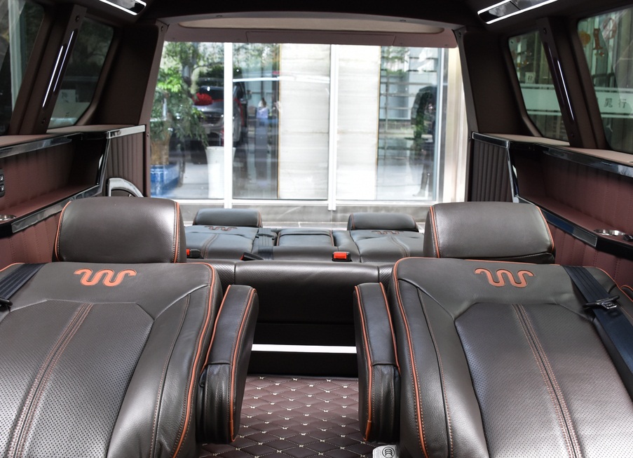 四驱福特猛禽MPV款实车到店，7座布局车长5米9，无报废年限可进城