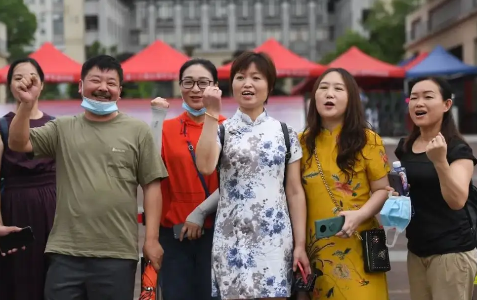 家长陪同高考时，要不要准备旗袍和鲜花，老师坦言不是你想的那样