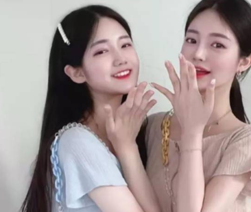 “岁月从不败美人”，母女学院风写真照走红，女大学生完败