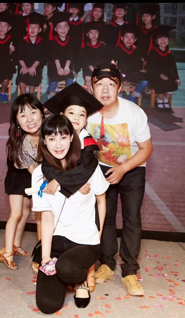 过气女明星窘况：街头卖唱、破产、卑微求工作，风光不再