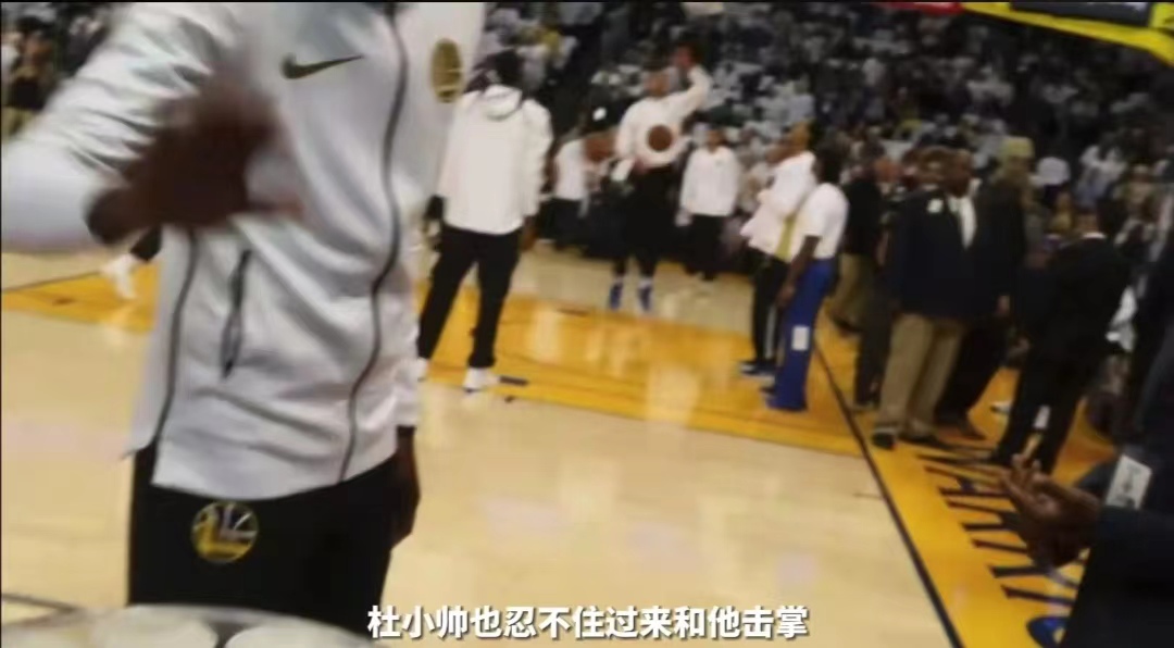 哪些人看nba比赛不要门票(普通人如何在勇士主场免费看球，球星主动合影，这大哥方法太绝了)